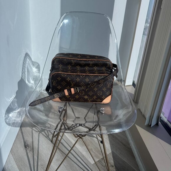 🇫🇷 - Louis Vuitton:  Mongram Nil 28 Crossbody Messenger Bag - Picture 2 of 8